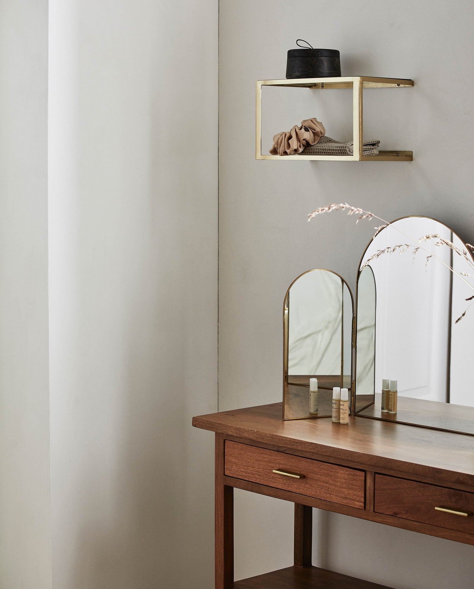 NERA shelf w/glass - golden finish