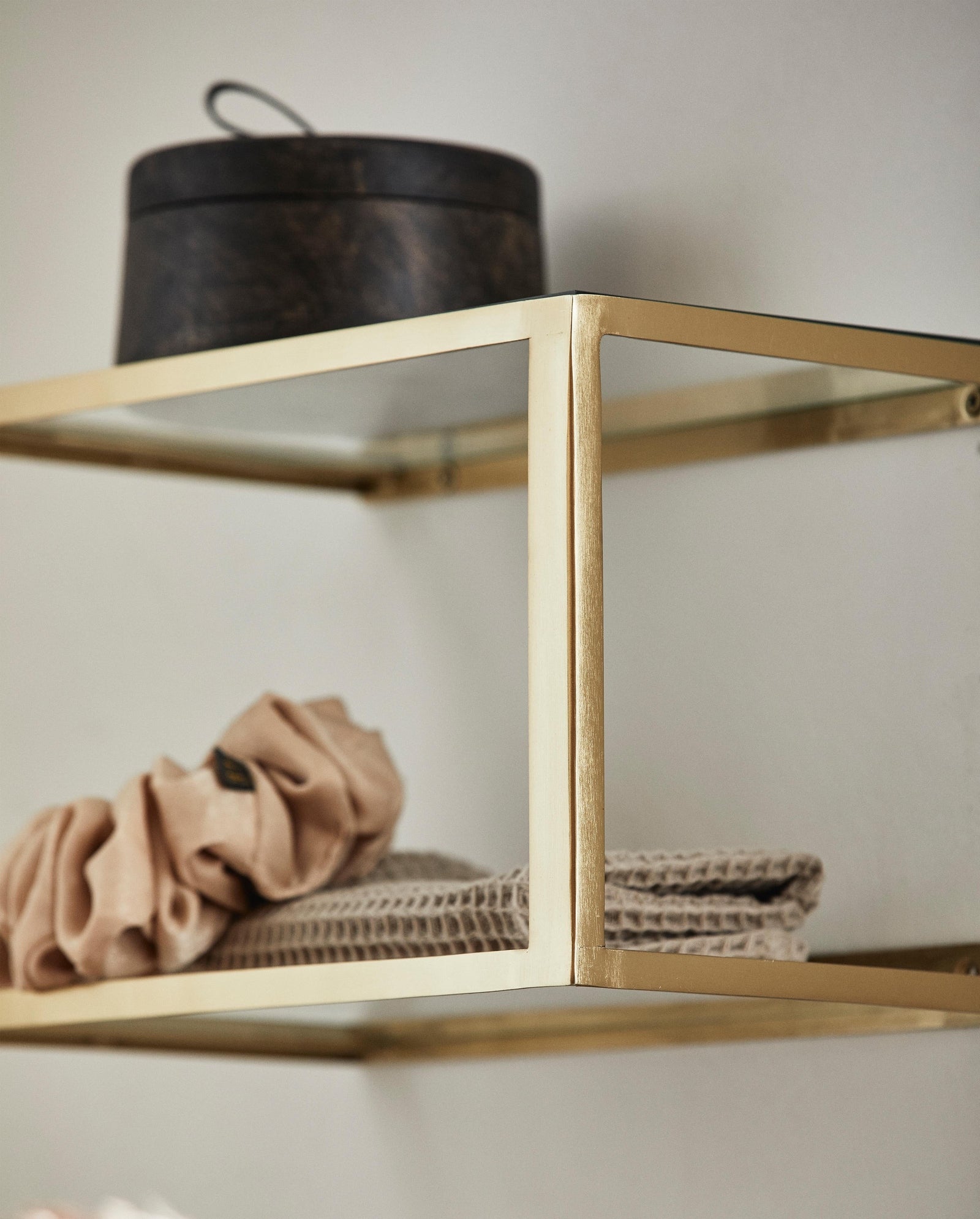 NERA shelf w/glass - golden finish