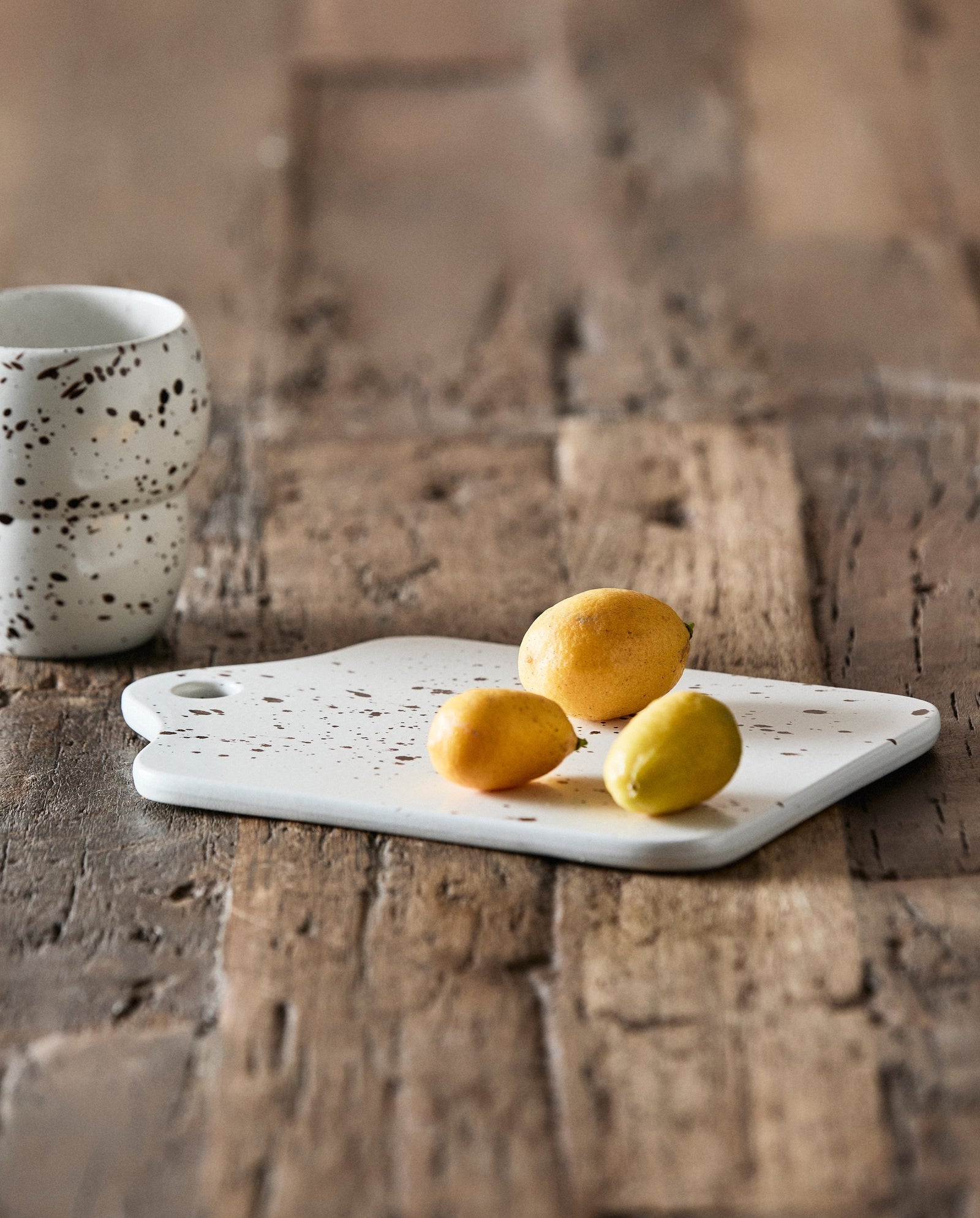 RIA serving plate w. splash - ivory