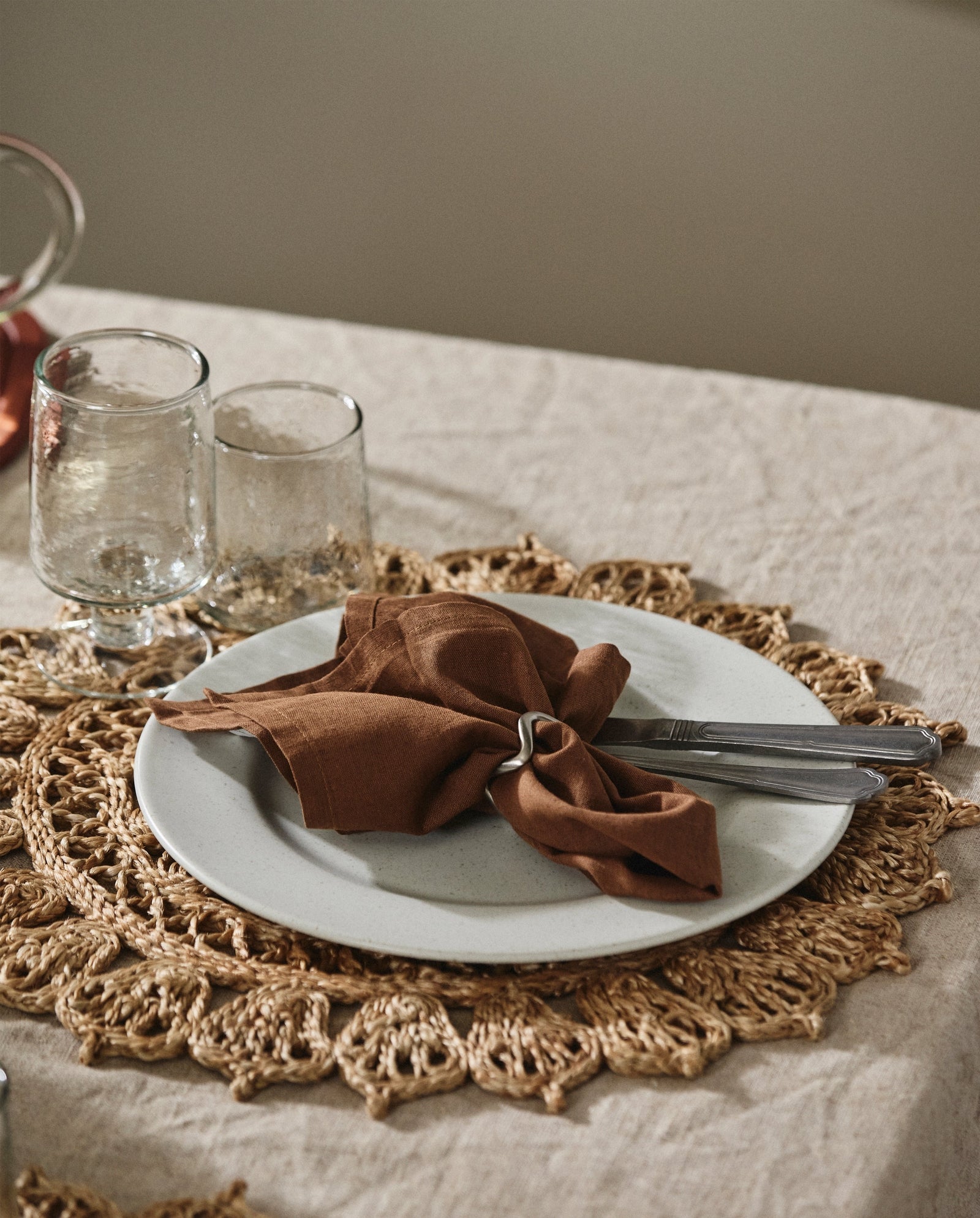 Serviette, marron, ourlée