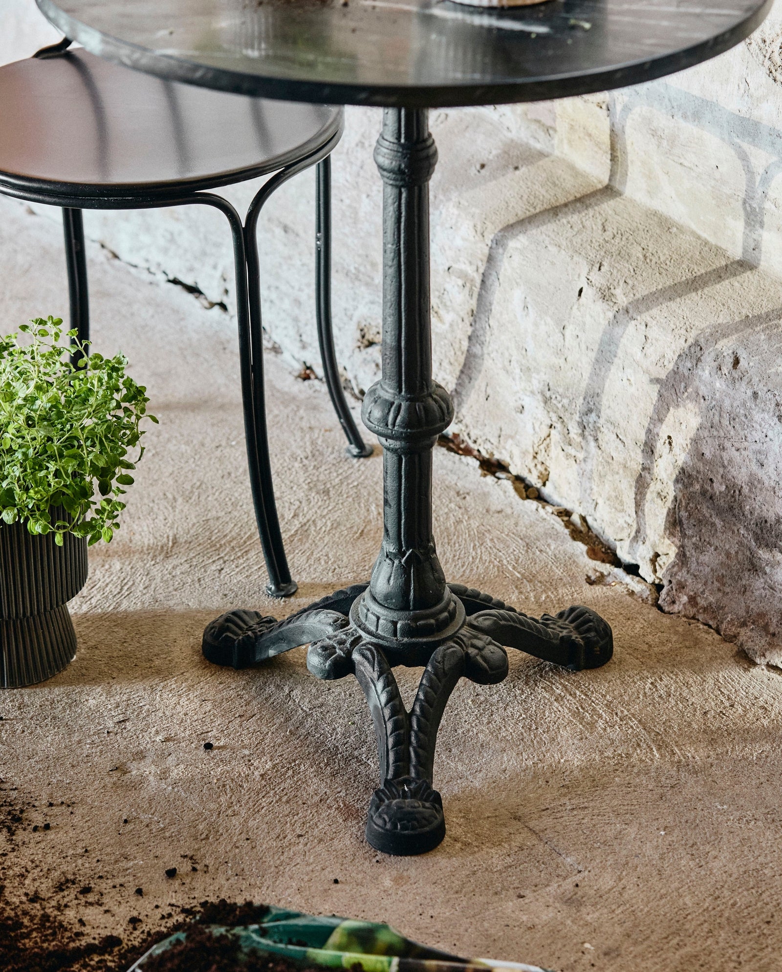 Café table, round w/iron - black marble
