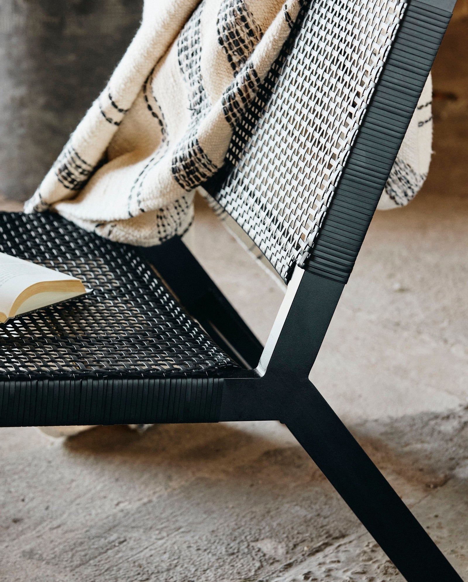 VASAI lounge chair - black