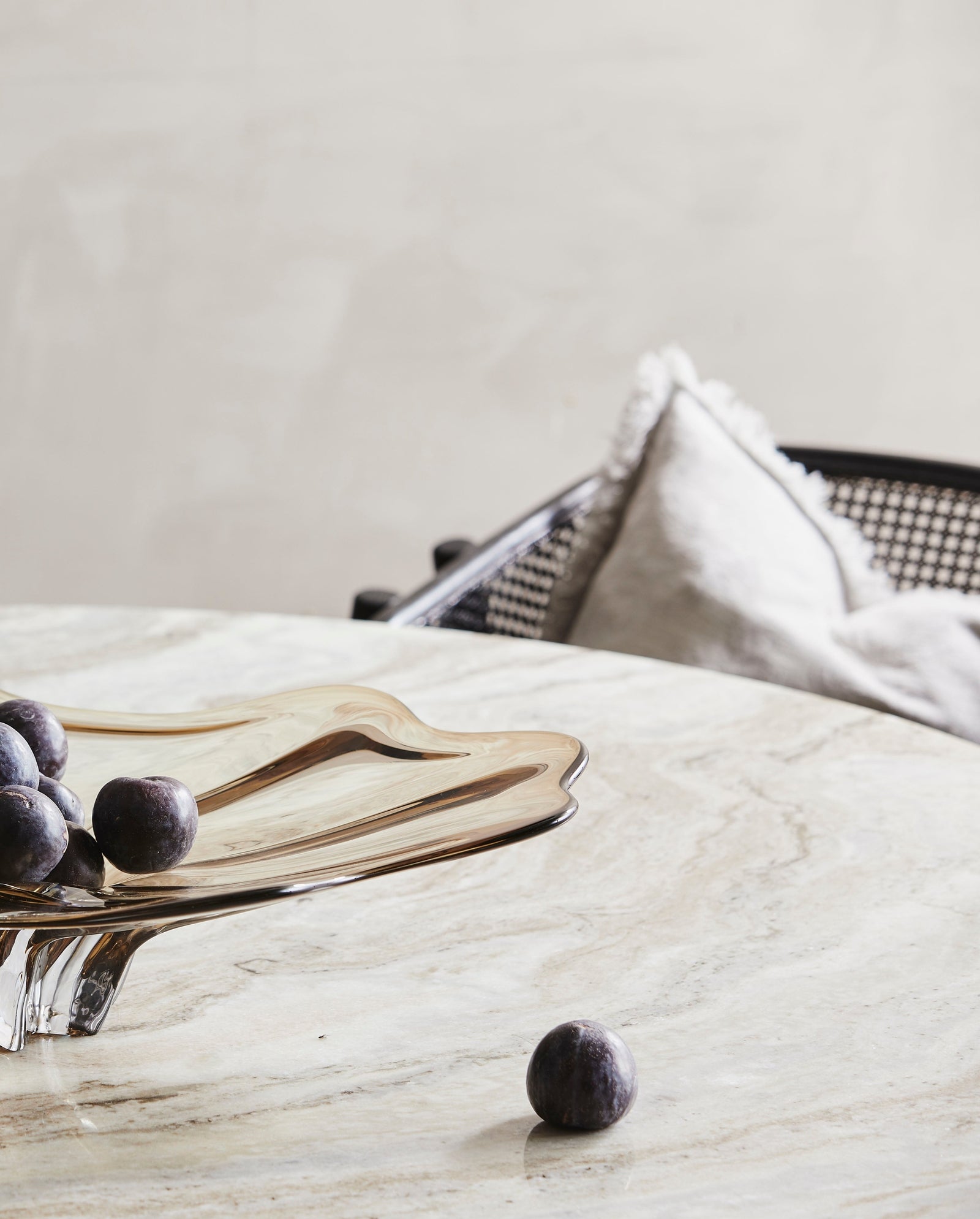 ERIE round dining table - Ivory nature marble tabletop