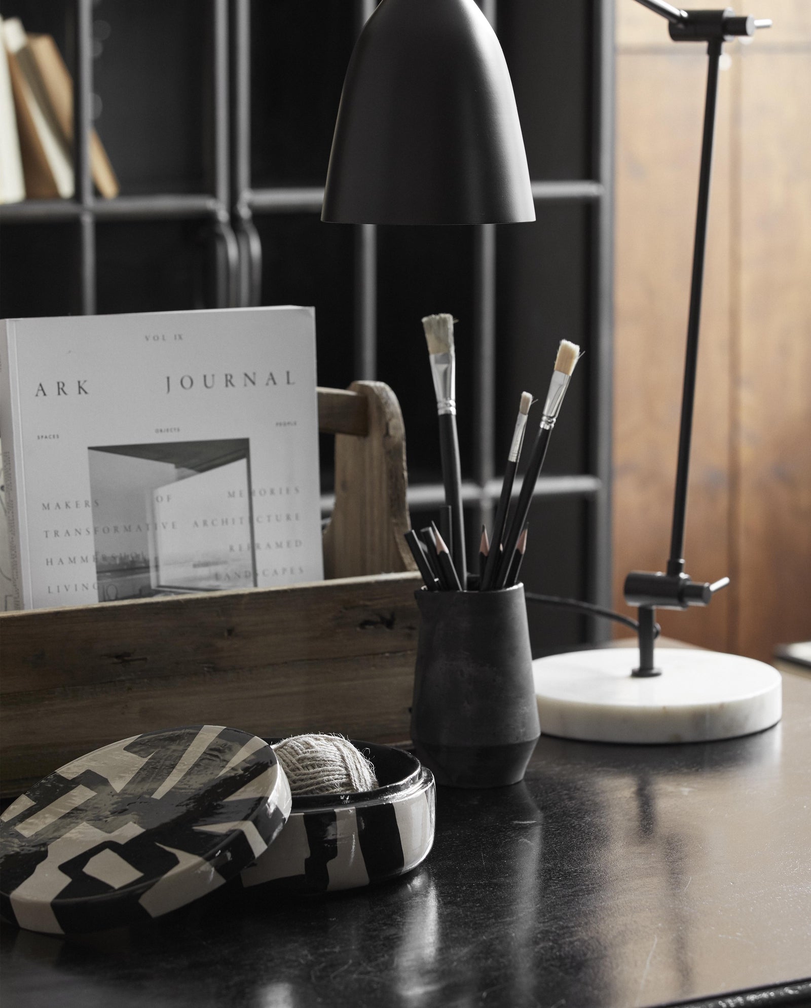 LIPSI box w. lid - black/beige