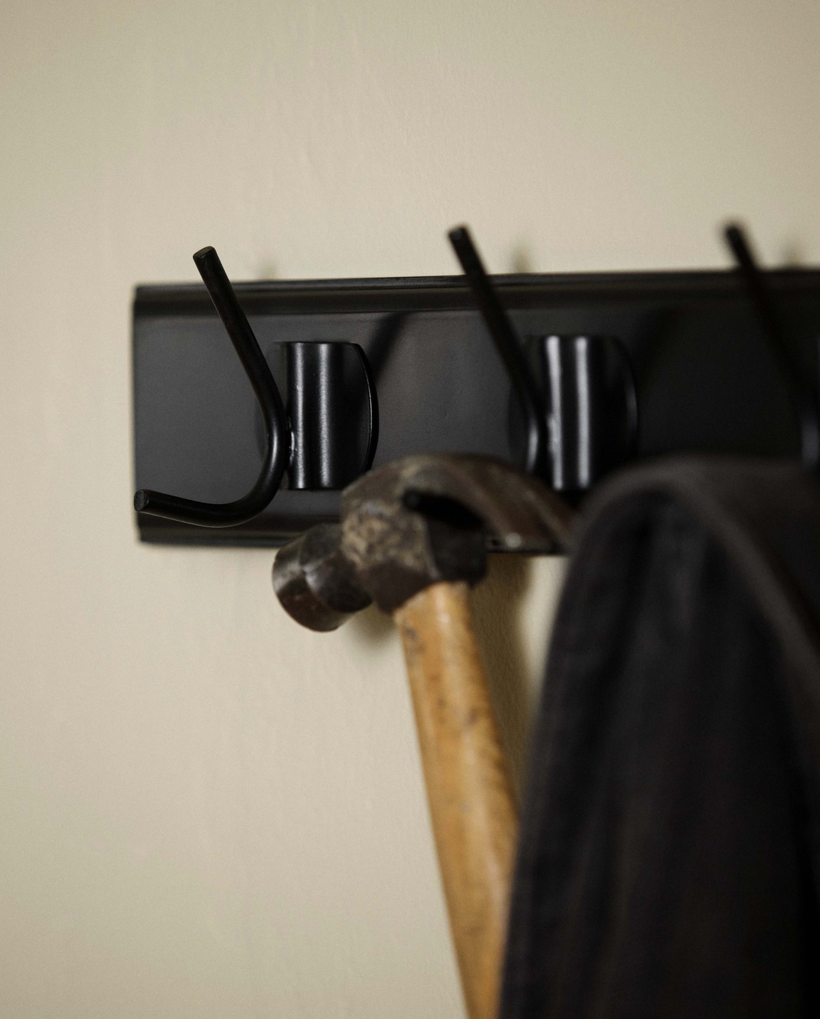 EDGY Garderobenständer, 6 Haken - schwarz mit schwarzer Oberfläche
