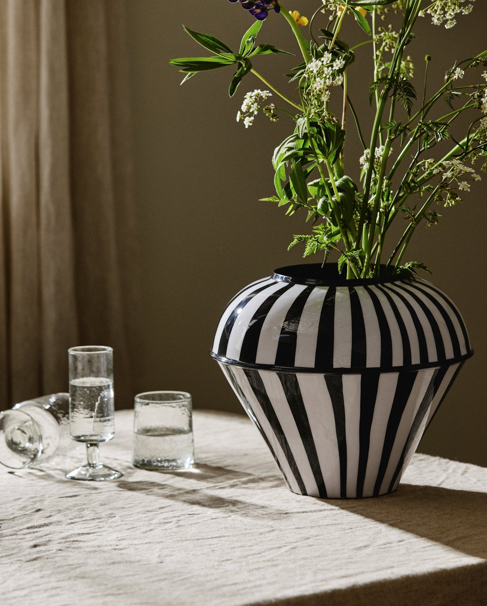 SIPURA vase - sort/hvid