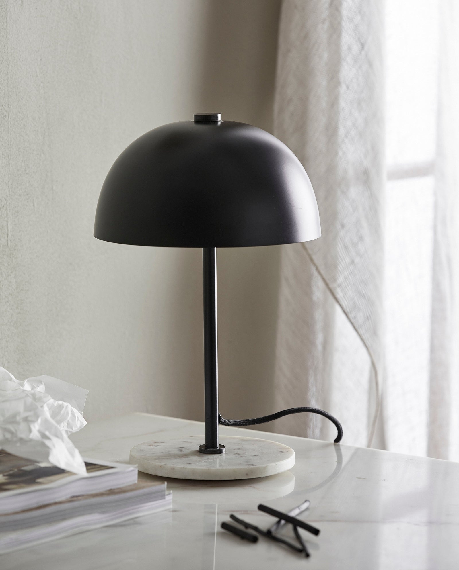 KITA Tischlampe - schwarz mit Marmorsockel