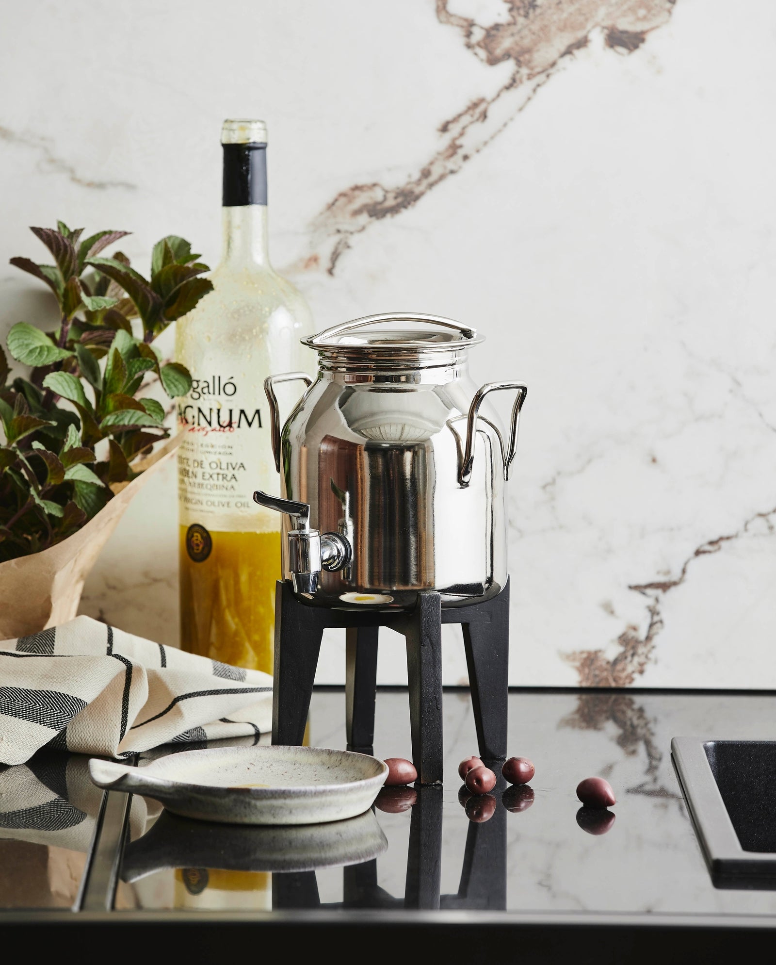 FATALI, olive oil container w/black base